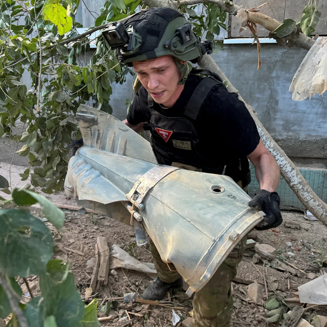 A Police bomb squad member carries a part of a Russian glide bomb near a private house hit by a Russian air strike, amid Russia's attack on Ukraine, in Kharkiv, Ukraine June 27, 2024. REUTERS/Vitalii Hnidyi