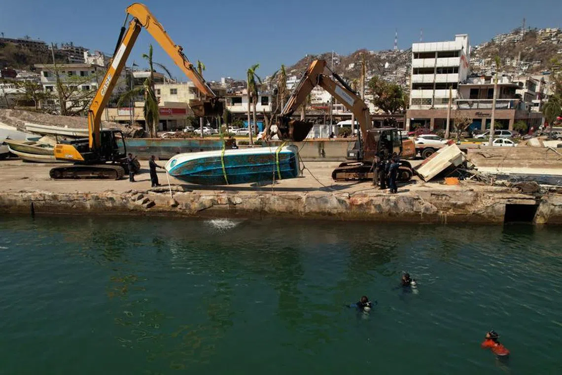 Soldiers of the Mexican Navy recover a sunken boat, after Hurricane Otis, in Acapulco, Mexico, November 5, 2023. REUTERS/Jose Luis Gonzalez/file photo