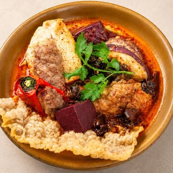 Since the authorities approved the import of pig blood curd from one slaughterhouse in Thailand, restaurants have been racing to put it on the menu.