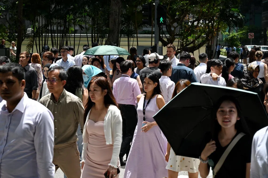 ST20240509_202463103743 Kua Chee Siong/ pixgeneric/ Generic pix of office workers, crossing a traffic junction along Church Street in the central business district (CBD), during lunch hour, under the hot noonday sun on May 9, 2024.