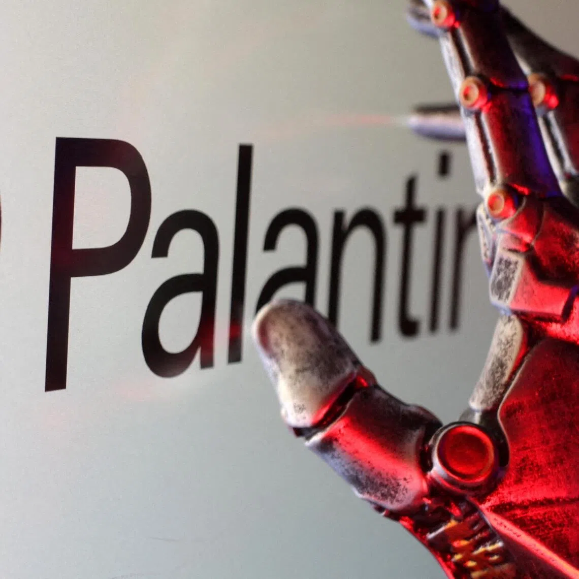British politicians are urging the prime minister to implement a break clause in a contract between Palantir, an American analytics firm, and the National Health Service.