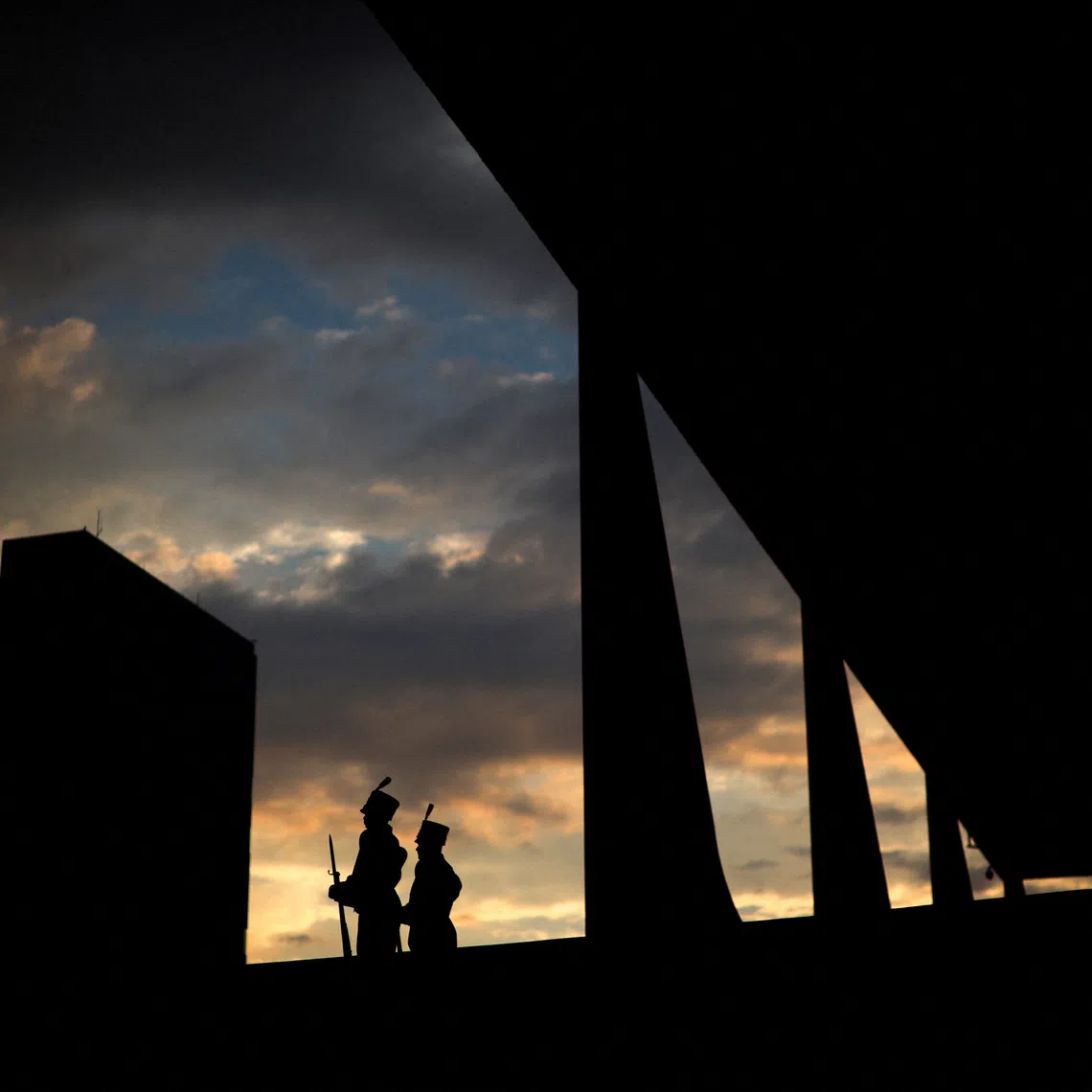 FILE PHOTO: Soldiers of the Presidential Guard stand guard at the Planalto Palace as the National Congress is seen in the background at sunset in Brasilia, Brazil, September 2, 2026. REUTERS/Adriano Machado/File Photo