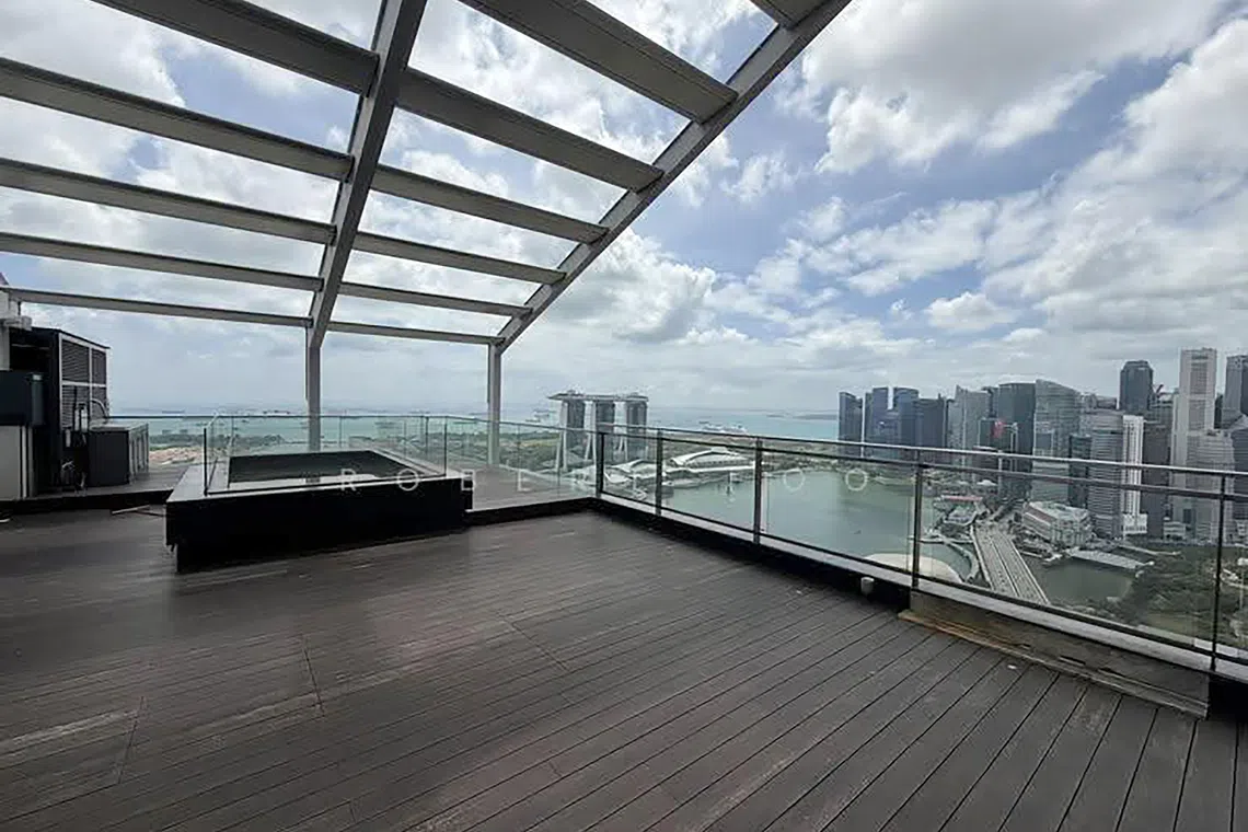 Su’s 6,727 sq ft penthouse comes with grey marble flooring in the living and dining areas and a jacuzzi on a massive open balcony overlooking the Esplanade and Marina Bay.