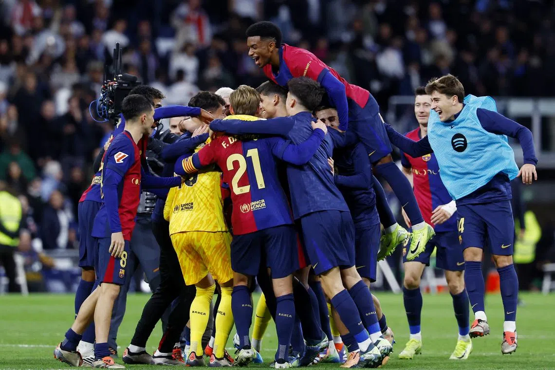 Soccer Football - LaLiga - Real Madrid v FC Barcelona - Santiago Bernabeu, Madrid, Spain - October 26, 2024 FC Barcelona players celebrates after the match REUTERS/Susana Vera