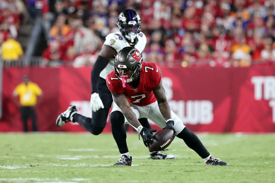FILE PHOTO: Oct 21, 2024; Tampa, Florida, USA; Tampa Bay Buccaneers running back Bucky Irving (7) catches the ball against the Baltimore Ravens during the second half at Raymond James Stadium. Mandatory Credit: Kim Klement Neitzel-Imagn Images/File Photo