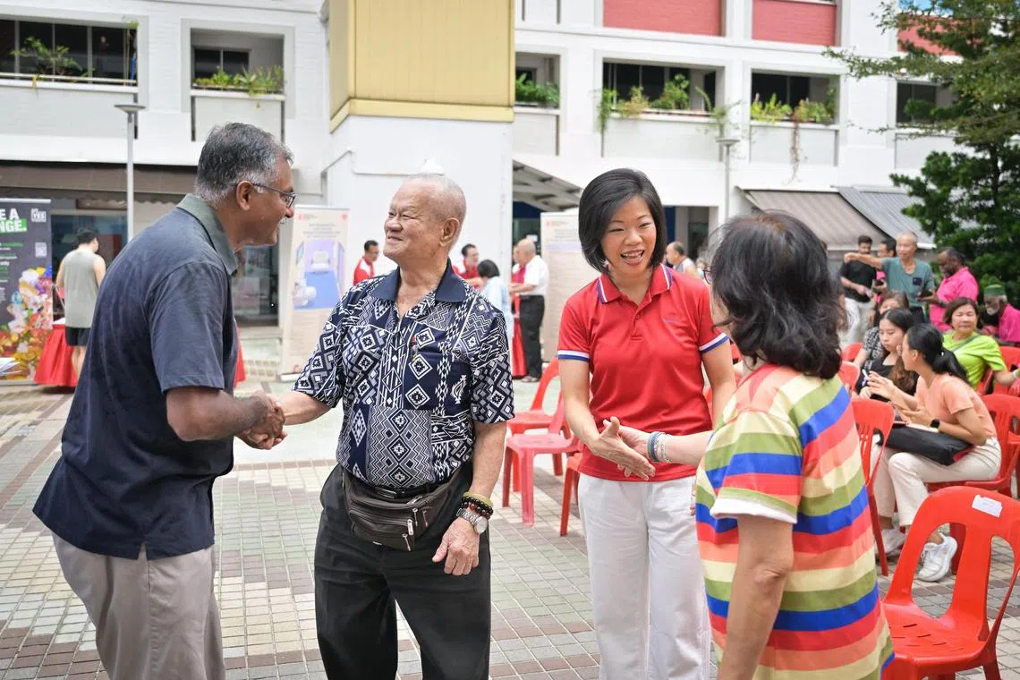 etease02 - Mr Murali Pillai, MP for Bukit Batok SMC and Ms Sim Ann, Senior Minister of State for National Development and Foreign Affairs interacting with Bukit Batok residents



Credit: Ministry of National Development