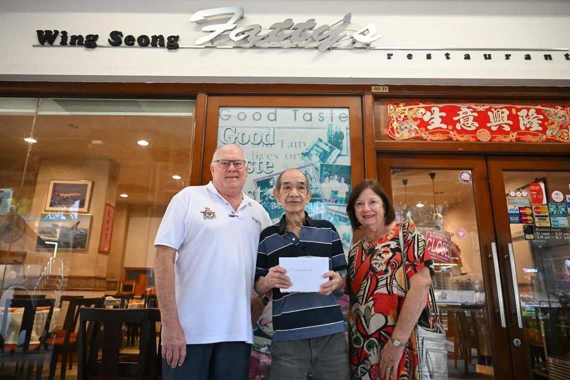 Ronald Haack (left) and his wife Elizabeth Haack presenting Au Kok Wing, one of the owners of the Wing Seong Fatty’s restaurant with a gift to show appreciation for the restaurant.
