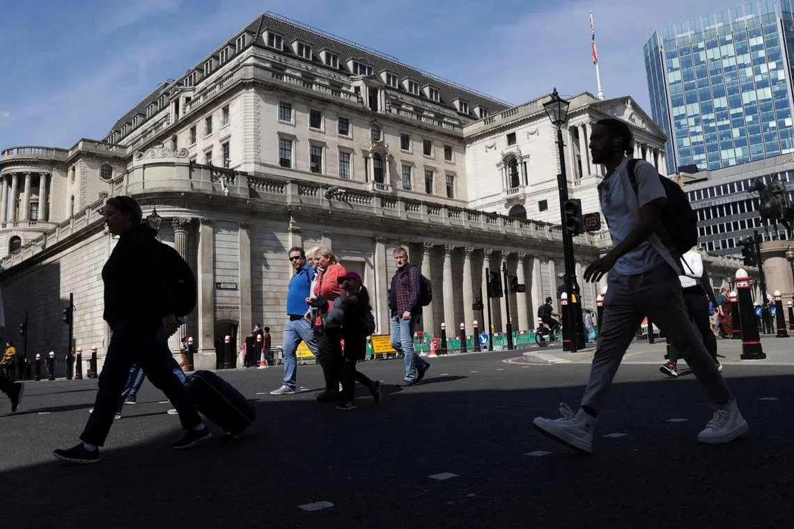 Bank of England building, in London. The BOE is now contemplating cutting rates. REUTERS/Carlos Jasso



