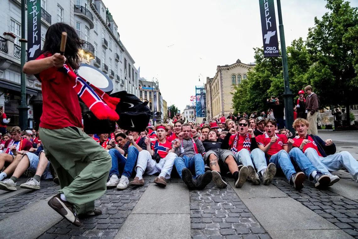 Football - FIFA World Cup 2026 - Group I - Norway v Senegal - Fans gather in Oslo, Norway - June 22, 2026 Norway fans do the traditional rowing celebration   Amanda Pedersen Giske/NTB via REUTERS
