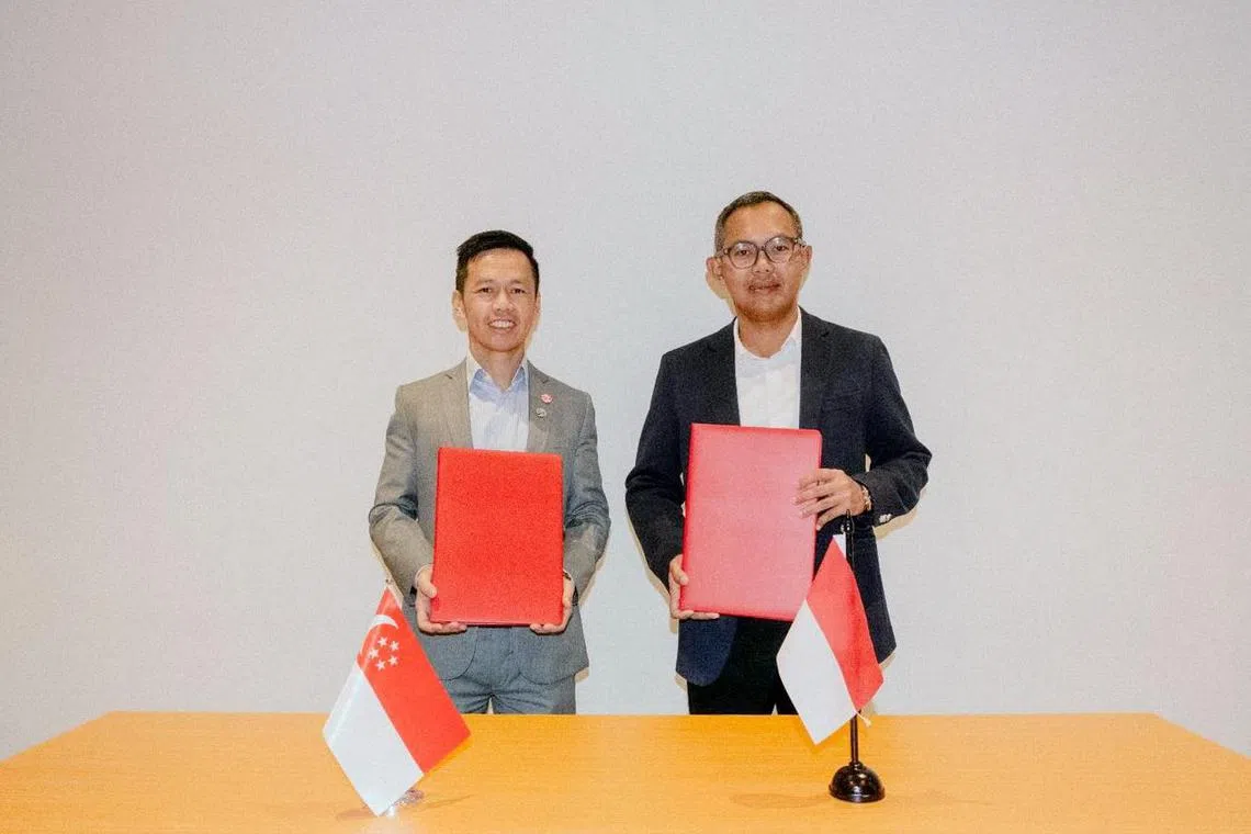 0215NKL [魏瑜嶙] Singapore and Indonesia have signed a Letter of Intent (LOI) to collaborate on cross-border carbon capture and storage (CCS). (Photo: MTI)
（我国贸工部副常任秘书（工业）陈建隆（Keith Tan），以及印尼海洋主权与能源副统筹部长佐迪（Jodi Mahardi），上周代表两国签订有关跨境碳捕集和封存合作的意向书。）