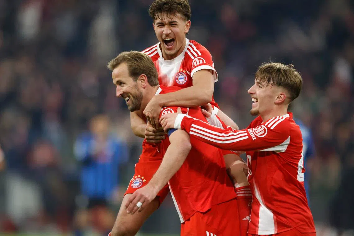Soccer Football - UEFA Champions League - Round of 16 - Second Leg - Bayern Munich v Atalanta - Allianz Arena, Munich, Germany - March 18, 2026 Bayern Munich's Harry Kane celebrates scoring their second goal with teammates REUTERS/Michaela Stache