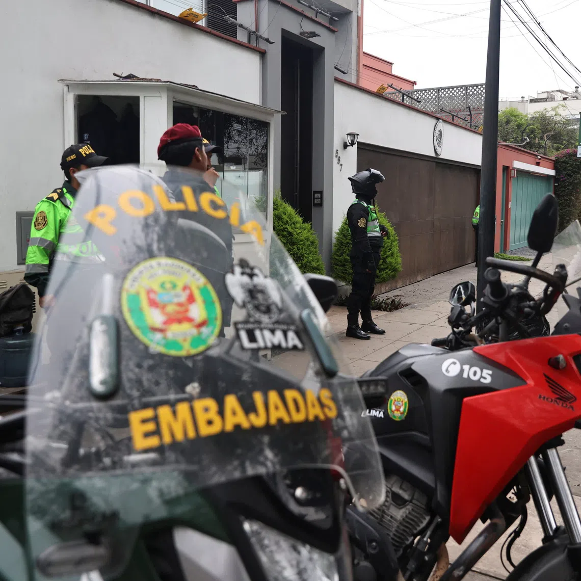Police officers stand outside Mexico's embassy after Peru's Supreme Court ordered the arrest and five-month preventive detention of former Prime Minister Betssy Chavez, who is currently under asylum at the embassy, ​​in Lima, Peru, November 21, 2025. REUTERS/Sebastian Castaneda