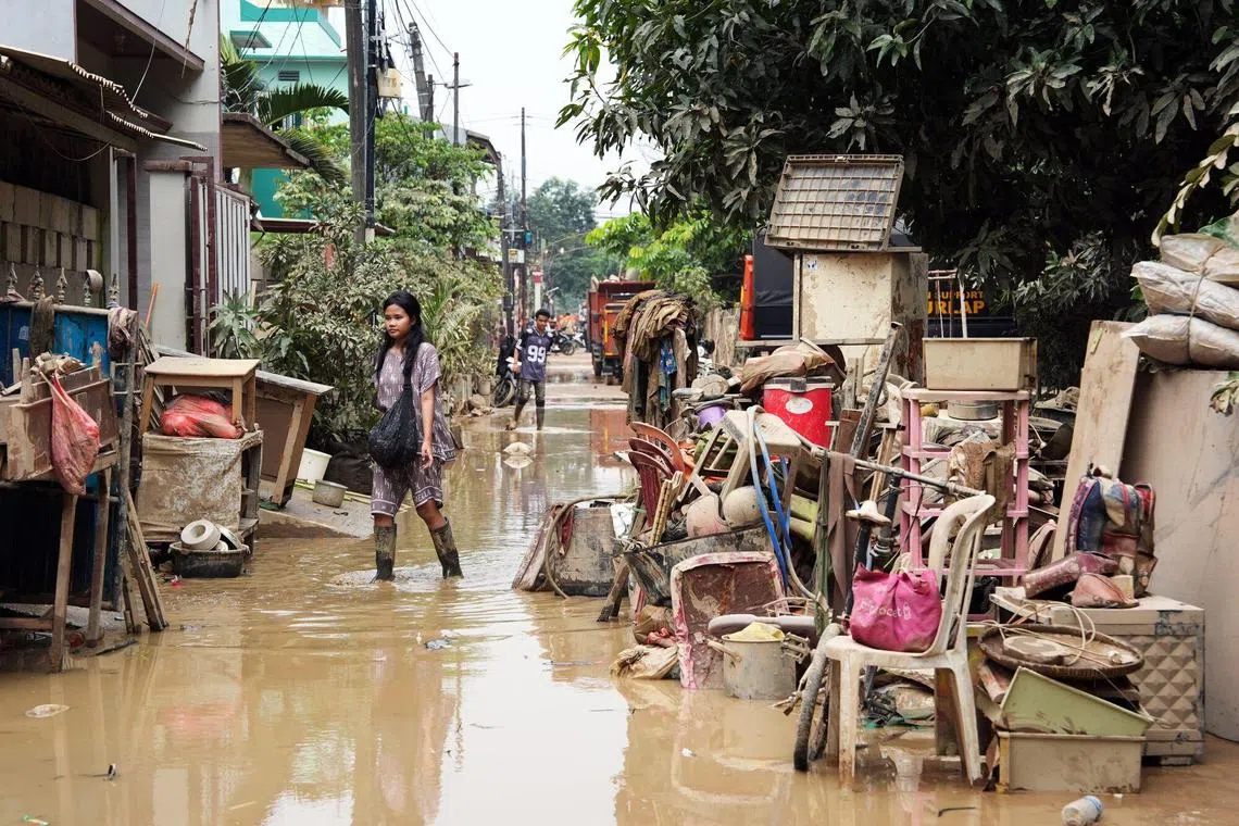 Resident wade through floodwater in Bekasi, Indonesia, on Thursday, March 6, 2025. Torrential rain triggered heavy flooding in Indonesia’s capital Jakarta and nearby cities, shutting down shops and factories. Photographer: Dimas Ardian/Bloomberg