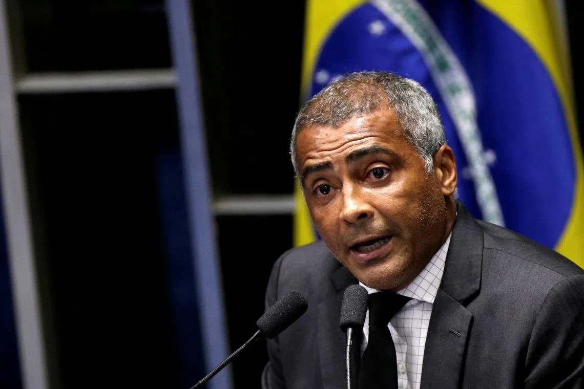 FOTO ARCHIVO: El exfutbolista y senador Romario habla durante la sesión en la que se debate la votación para el impeachment de la presidenta Dilma Rousseff en Brasilia, Brasil, Brasil, 11 de mayo de 2016.  REUTERS/Ueslei Marcelino/Foto de Archivo