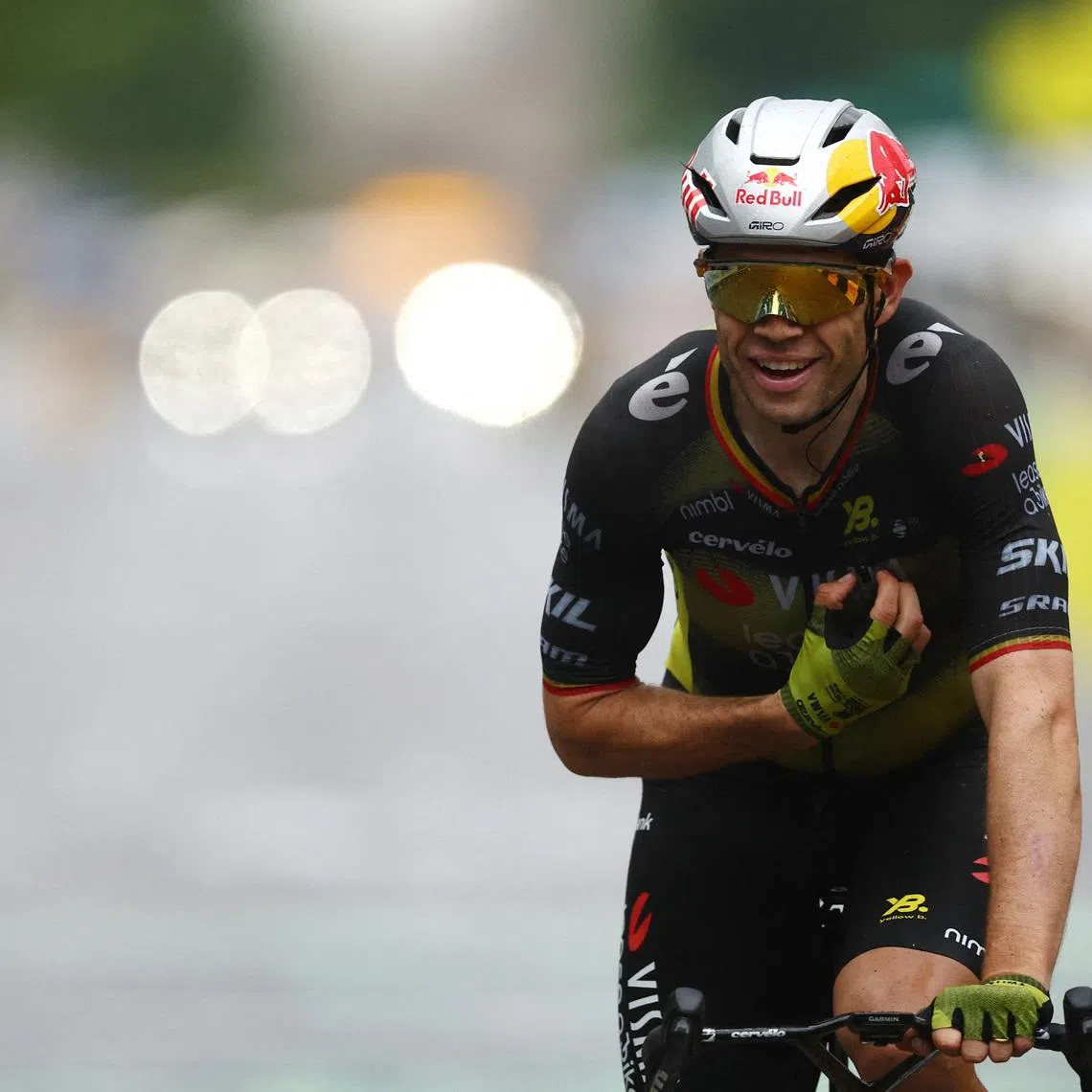 Cycling - Tour de France - Stage 21 - Mantes-la-Ville to Paris - Paris, France - July 27, 2025 Team Visma | Lease a Bike's Wout Van Aert celebrates after crossing the finish line to win stage 21 REUTERS/Sarah Meyssonnier