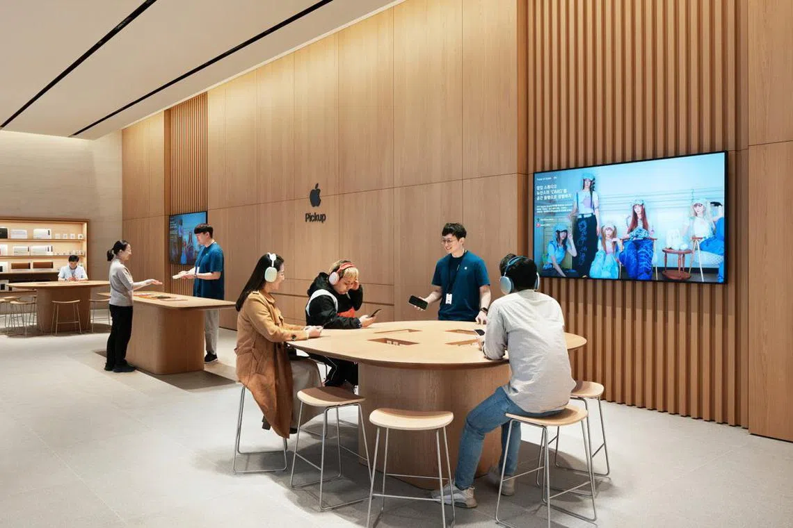 Apple is opening its fifth store in the center of Seoul’s posh Gangnam district.