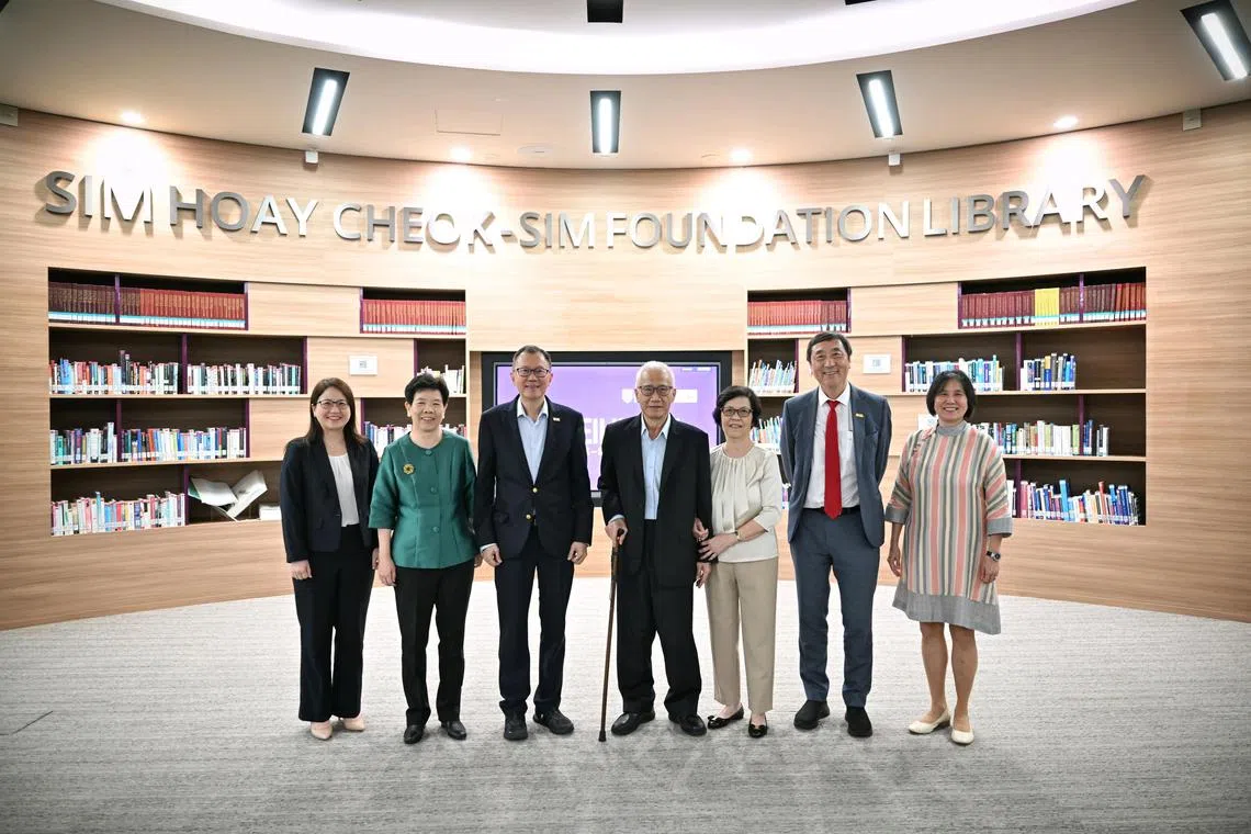 (left to right): Ms See E?jin, Chief Development Officer, NTU; Ms Chan Lai Fung, LKCMedicine Governing Board Chair; Prof Ho Teck Hua, President, NTU; Mr Sim Hoay Cheok; Madam Goh Swoon Keow, Mr Sim?s wife; Professor Joseph Sung, NTU Senior Vice President (Health & Life Sciences) and Dean of LKCMedicine; and Dr Serene Ng, Chief Operating Officer, NTU LKCMedicine, on May 15, 2025.