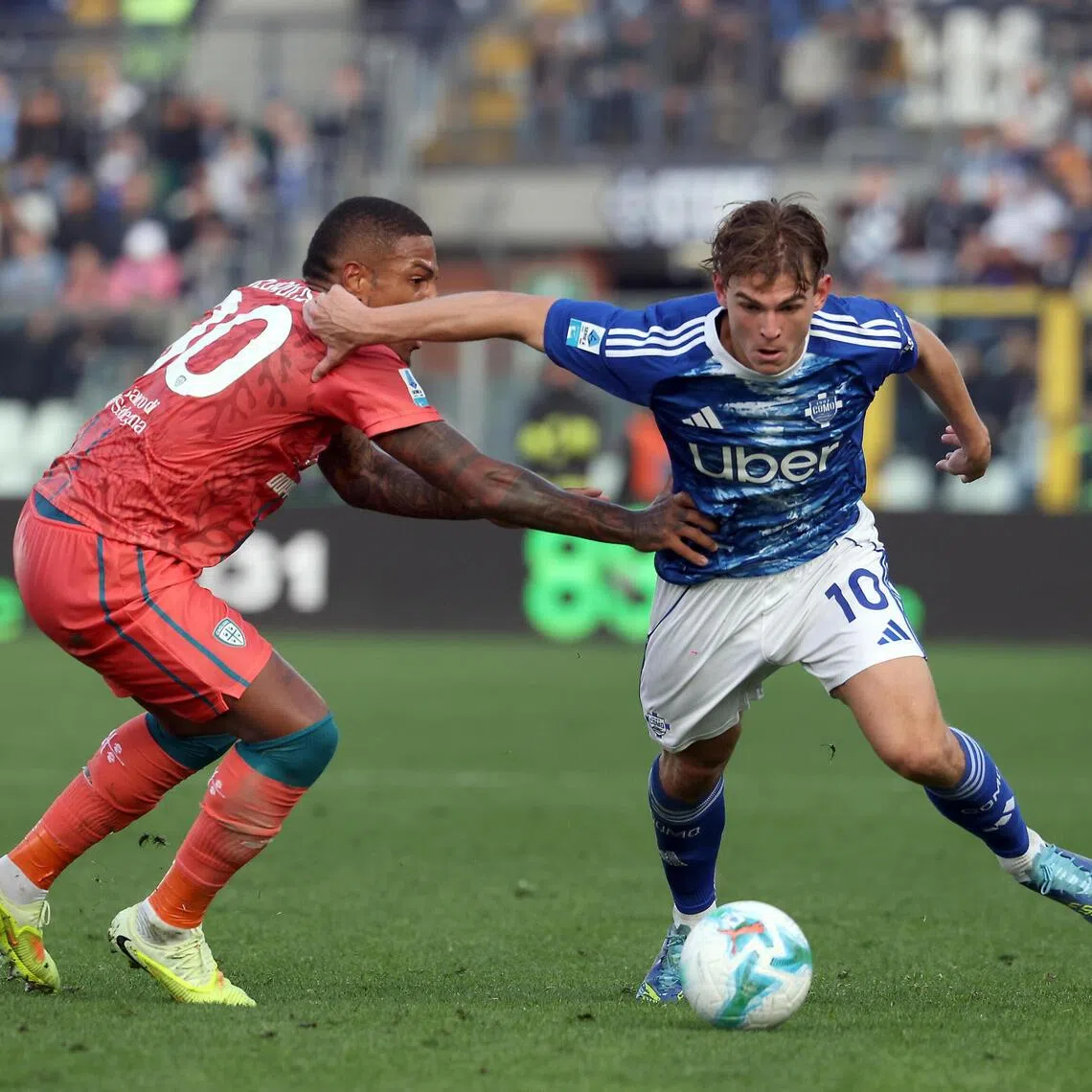 epa12512191 Cagliari's Michael Folorunsho (L) challenges for the ball with Como’s Nico Paz during the Italian serie A soccer match between Como and Cagliari  at Giuseppe Sinigaglia stadium in Como, Italy, 08 November 2025.  EPA/MATTEO BAZZI