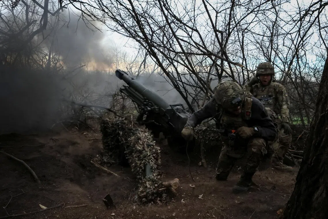 Servicemen of the 12th Special Forces Brigade Azov of the National Guard of Ukraine fire a howitzer towards Russian troops, amid Russia's attack on Ukraine, in Donetsk region, Ukraine April 5, 2024. REUTERS/Sofiia Gatilova/File Photo
