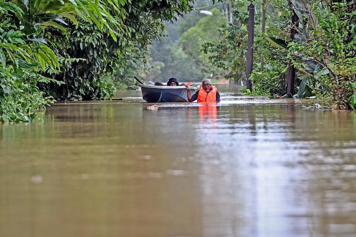 KUALA BERANG, 26 Dis -- Penduduk meredah banjir dengan menaiki bot untuk pulang melihat keadaan rumahnya selepas dinaiki air ketika tinjauan di Kampung Bukit Tok Bat hari ini.

Jurucakap Sekretariat Jawatankuasa Pengurusan Bencana Negeri (JPBN) Terengganu berkata, setakat pukul 12 tengahari ini menyaksikan 10,643 mangsa daripada 2,913 keluarga berlindung di 134 pusat pemindahan sementara (PPS) di tujuh daerah.


--fotoBERNAMA (2023) HAK CIPTA TERPELIHARA
