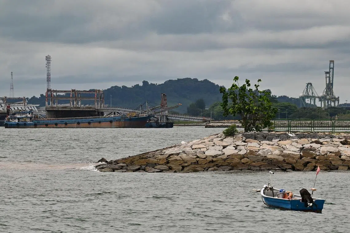 ST20221005-202262068892-Lim Yaohui-pixgeneric/
Breakwater at East Coast Park on Oct 05, 2022.
Breakwaters, made of stone and concrete structures, usually built to protect sandy beaches and reclaimed shores from strong waves and erosion.
Can be used for stories on coastal protection, global warming, sea level and climate change.
(ST PHOTO: LIM YAOHUI)
