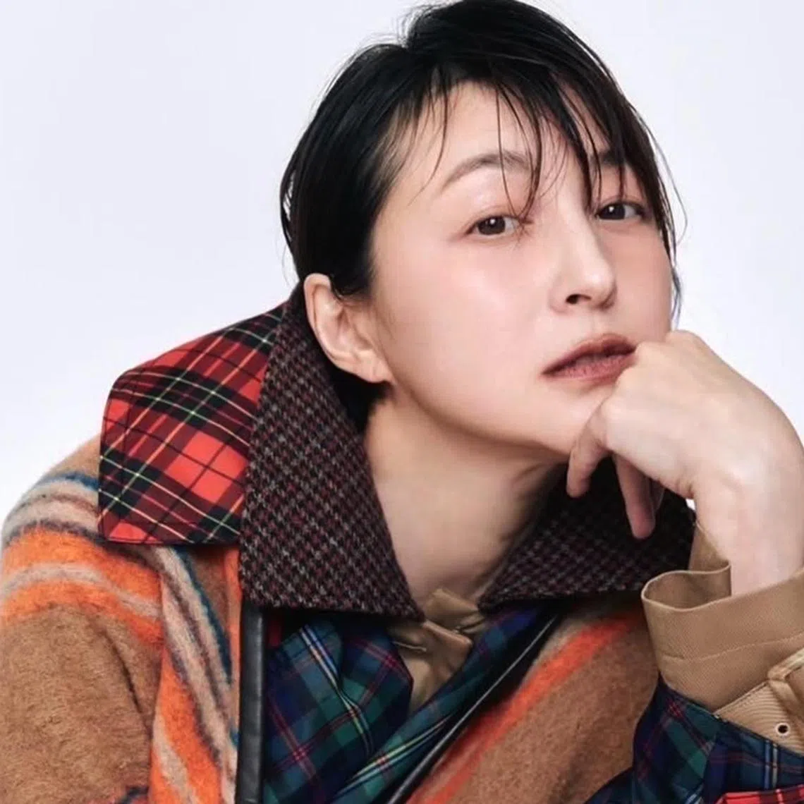 Japanese actress Ryoko Hirosue has suspended all entertainment activities to focus on her health issues.