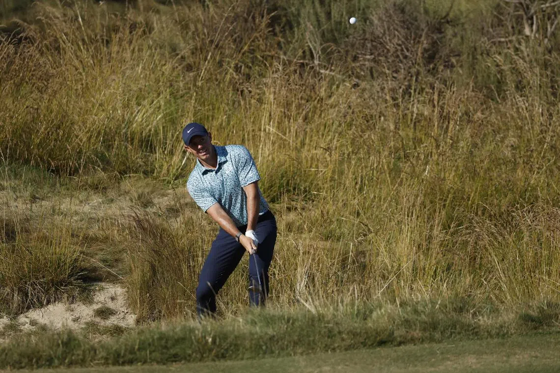 epa10697654 Rory McIlroy of Northern Ireland chips onto the eighth green during the third round of the 2023 US Open golf tournament on the North Course of the Los Angeles Country Club in Los Angeles, California, USA, 17 June 2023.  EPA-EFE/CAROLINE BREHMAN