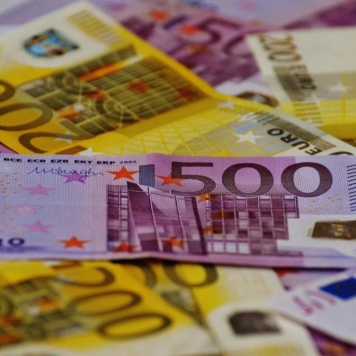 The euro has declined 4.8% against the Singdollar in 2026.