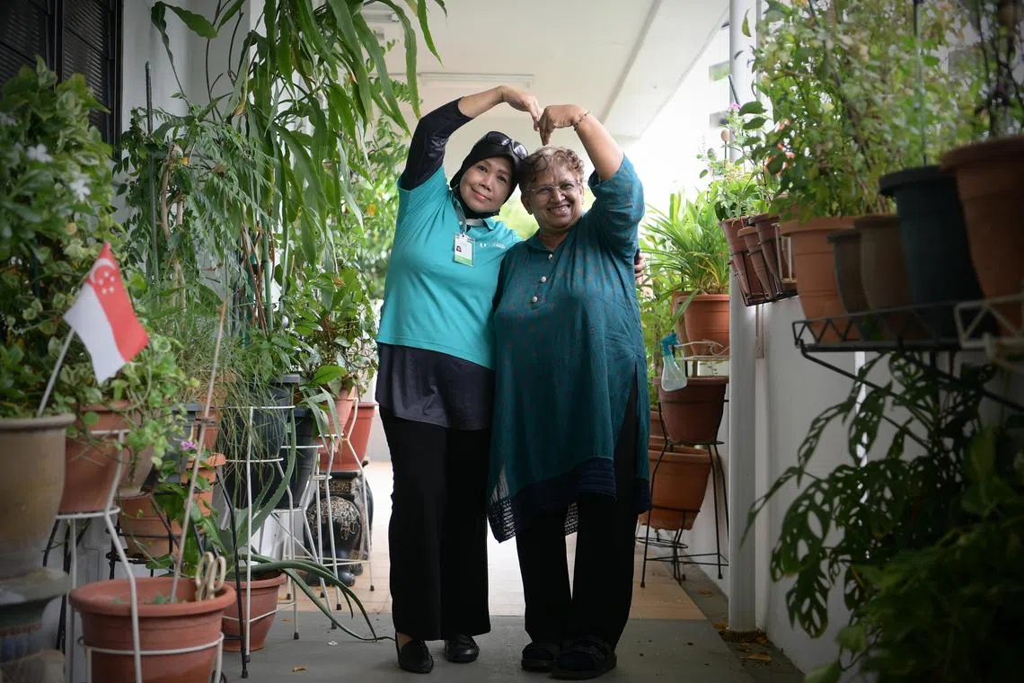 thbefriend/ST20221222_202293294696/Ng Sor Luan/
from left, Madam Alijah Baji, 64, and Madam Santha Koorunathan, 68.