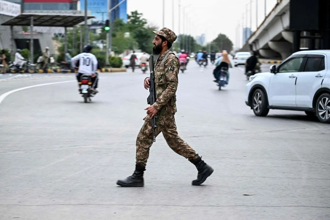 Iran’s foreign minister arrives in Pakistan, raising hopes for US peace talks