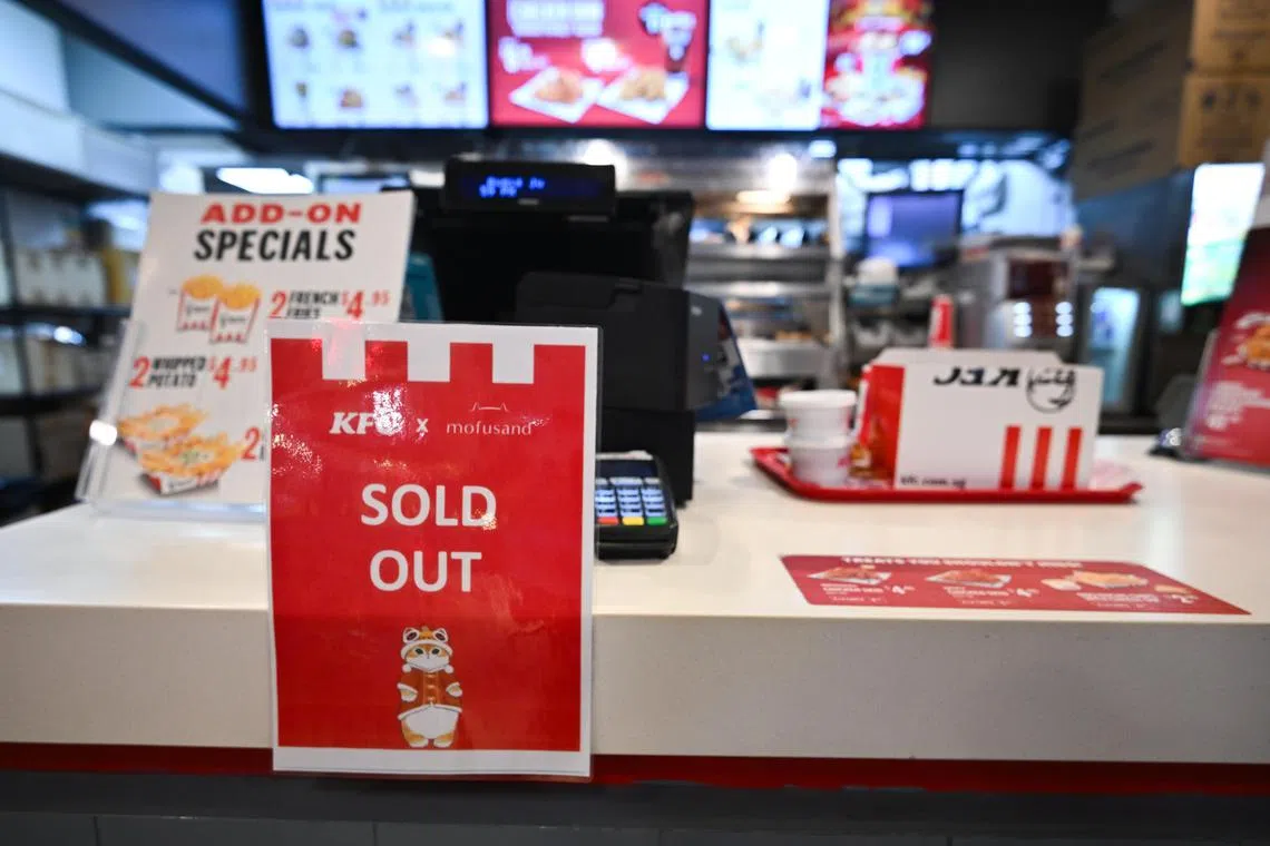 ST20250113-202551600362-Lim Yaohui-pixkfc/
A sold out sign for mofusand items pasted at the counter of KFC restaurant at Bugis Junction on Jan 13, 2025.
KFC Singapore is launching the 4-inch mofusand plushie keychain, red packets, blind pack stickers from 13 Jan, in conjunction with the relaunch of fan-favourite Cereal Chicken.
(ST PHOTO: LIM YAOHUI)