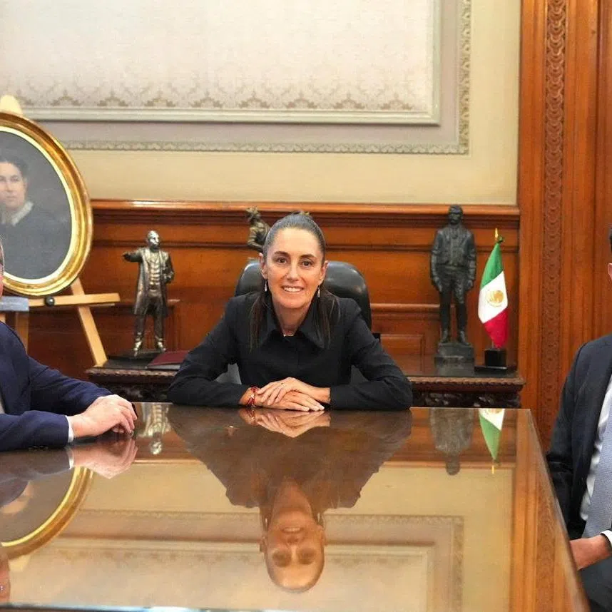 Mexican President Claudia Sheinbaum is flanked by outgoing Foreign Minister Juan Ramon de la Fuente and new Foreign Minister Roberto Velasco at the National Palace in Mexico City, Mexico, April 1, 2026. Presidencia de Mexico/Handout via REUTERS