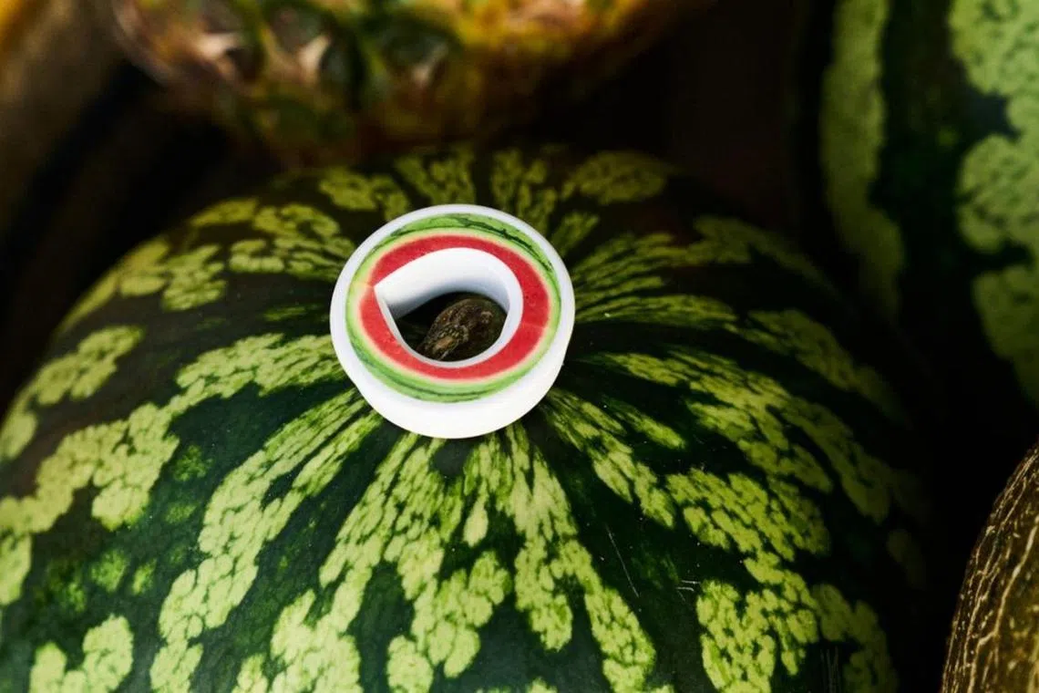 Scented pods for water bottles contain fragrances that trick the brain into thinking it is tasting flavours.