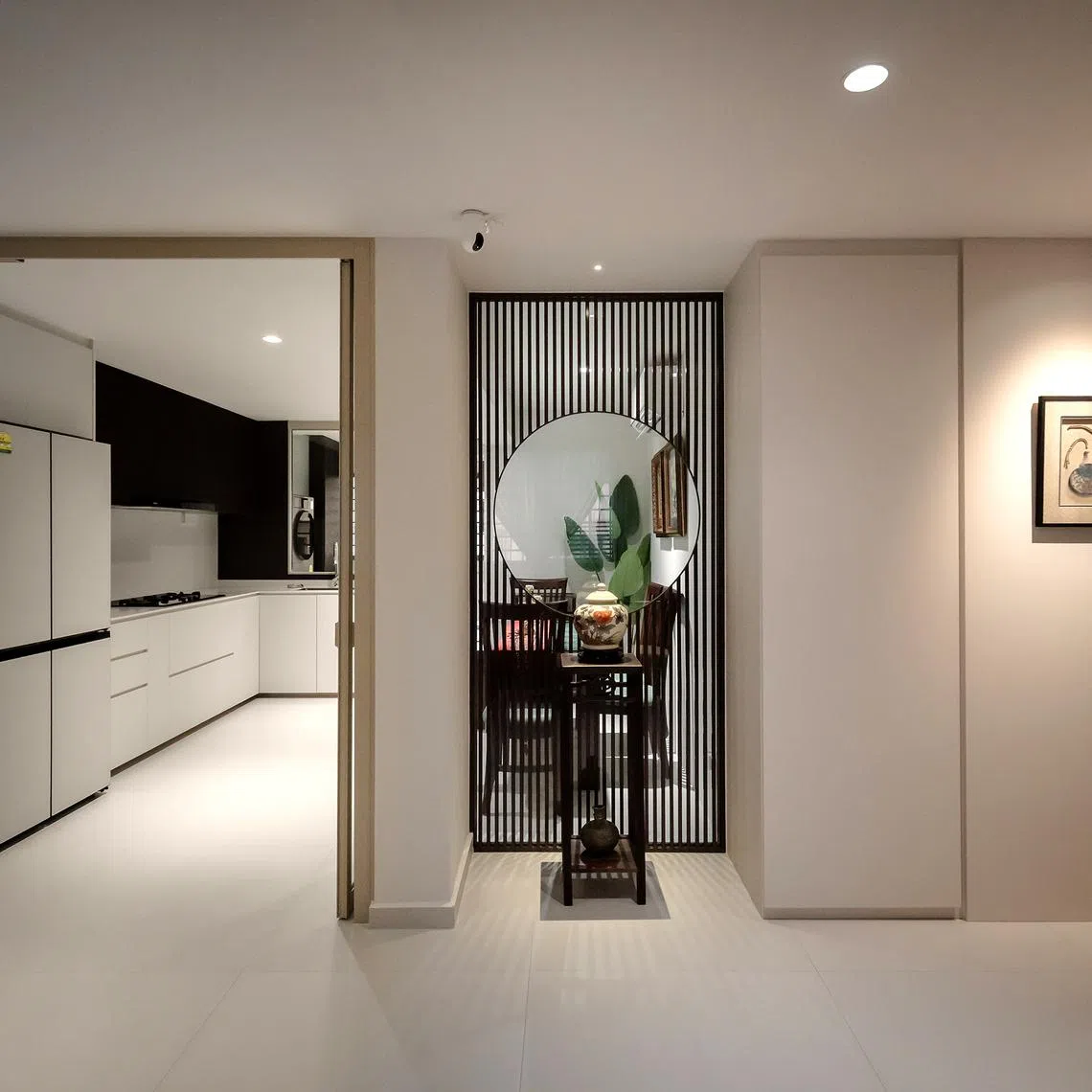 This four-room flat is an elegant juxtaposition of tradition and modernity.