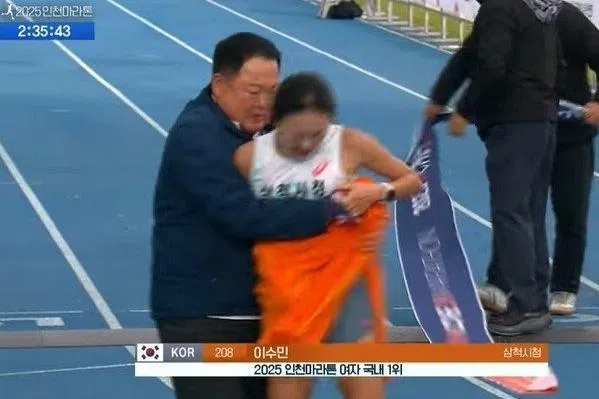 This interaction between coach Kim Wan-ki (left) and runner Lee Su-min at the 2025 Incheon International Marathon in November attracted public criticism.