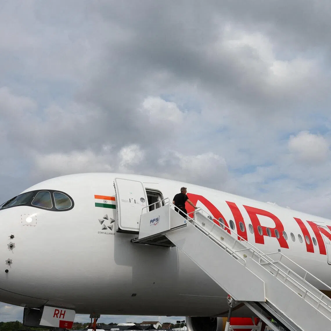 The 15-page document said the fuel supply to the jet’s engines was cut off moments before impact, raising questions about possible pilot error.