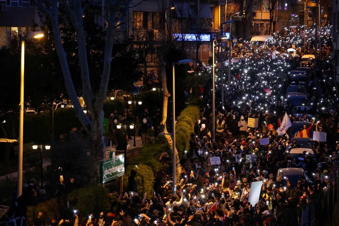People flash mobile phone lights during a protest against the arrest of Istanbul Mayor Ekrem Imamoglu as part of a corruption investigation, in Istanbul, Turkey, March 25, 2025. REUTERS/Umit Bektas