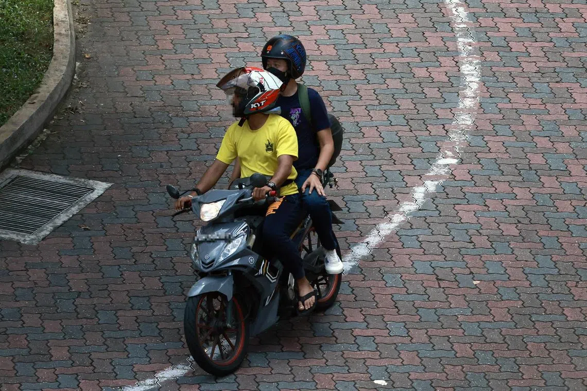 ST20230608_202365703459/zyhitch/Zaihan/Jason Quah
NO PHOTO BYLINE PLEASE

Motorcyclist providing illegal hitching services, photographed on June 8, 2023.