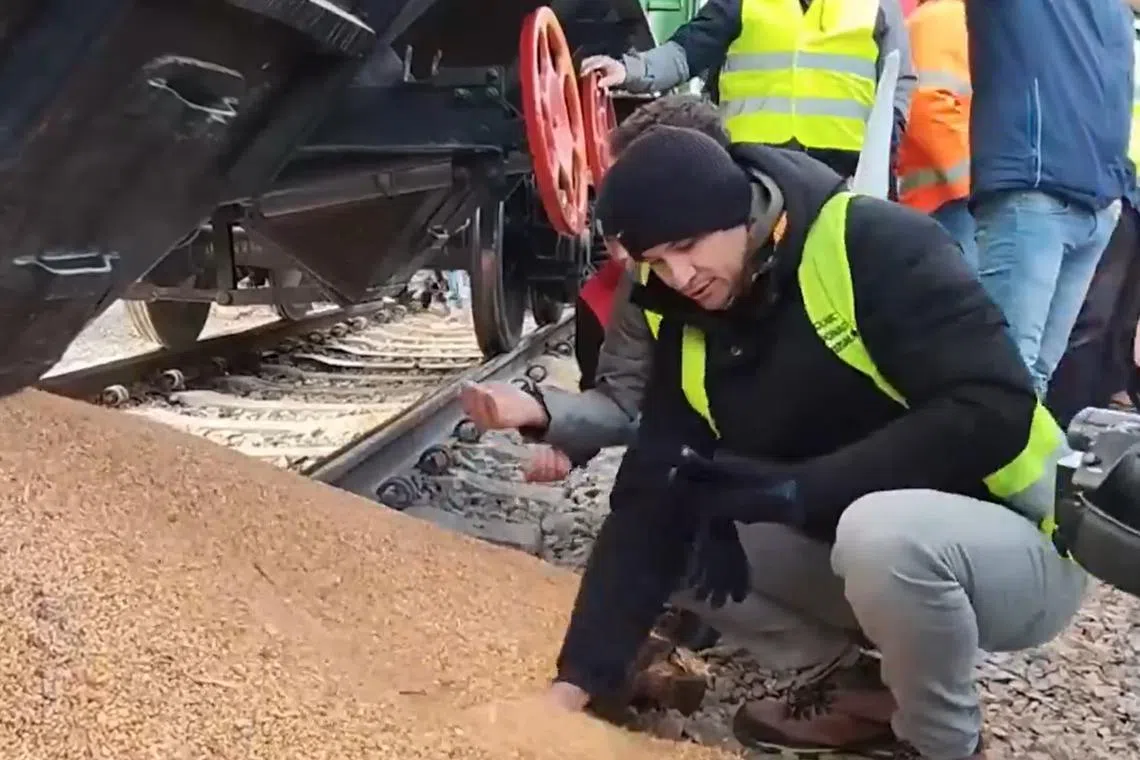 Protesters at a border crossing between Ukraine and Poland opened railway carriages, allowing grain to pour onto the tracks.