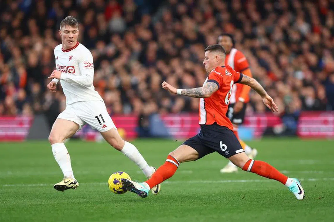 Soccer Football - Premier League - Luton Town v Manchester United - Kenilworth Road, Luton, Britain - February 18, 2024 Luton Town's Ross Barkley in action with Manchester United's Rasmus Hojlund REUTERS/Hannah Mckay