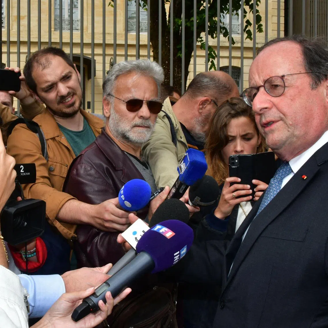 Former French president Francois Hollande (right) delivers a press conference to announce his candidacy in France's upcoming elections.