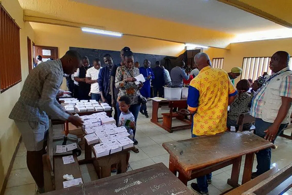 Gaboneses nationals prepare to cast their vote at a polling station during the presidential election in Libreville, Gabon August 26, 2023 REUTERS/Gerauds Wilfried Obangome /file photo