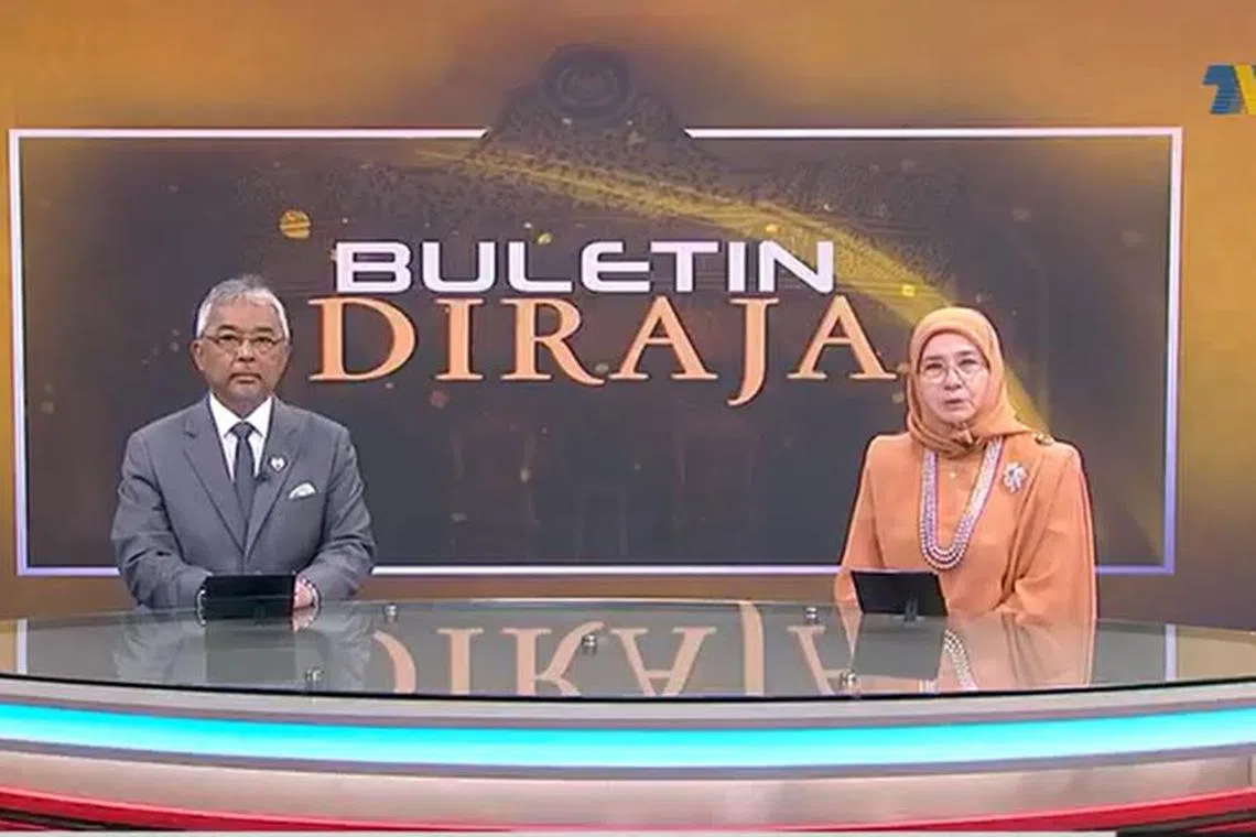 During the 10-minute session, Sultan Abdullah Ahmad Shah and his wife, Tunku Azizah Aminah Maimunah Iskandariah, presented on three news items.
