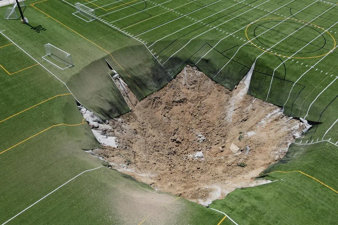 A drone view shows a sinkhole that formed on a turf soccer field at Gordon Moore Park in Alton, Illinois, U.S., June 27, 2024.   REUTERS/Lawrence Bryant
