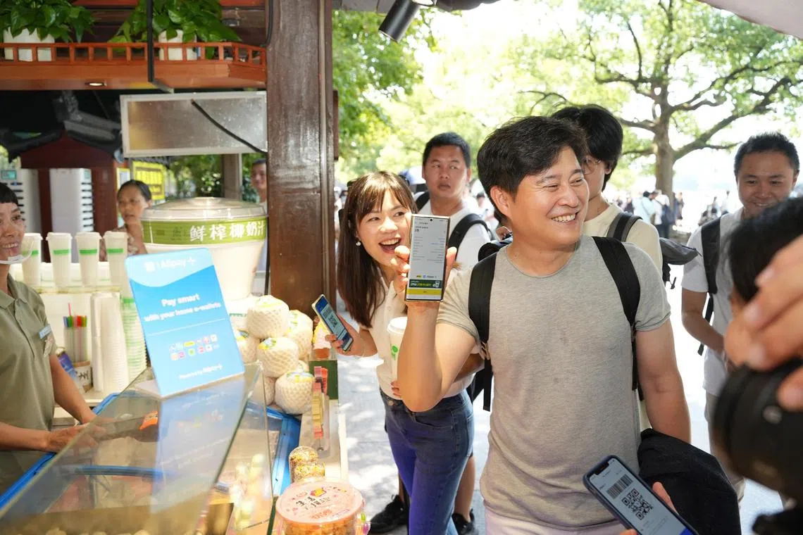 ctpay19 - Like KakaoPay CEO Allen Shin at a street store in China, Singapore users of Changi Pay and OCBC Digital app will be able to make cashless cross-border payments at competitive exchange rates via Alipay+ to Ant Group's global network of merchants. 

Copyright/source: Ant Group