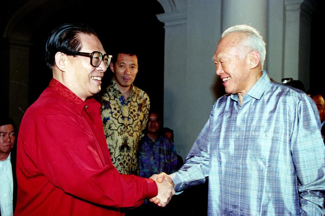 The President of the People's Republic of China, Jiang Zemin meeting Senior Minister Lee Kuan Yew, who hosted a dinner for the Chinese leader at the Istana on Nov 8, 1994. Looking on is BG Lee Hsien Loong, the minister-in-attendance.