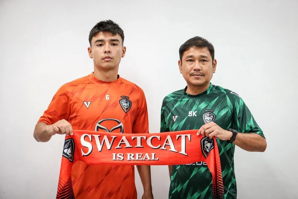 Jared Gallagher posing with Nakhon Ratchasima coach 
Surapong Kongthep. 