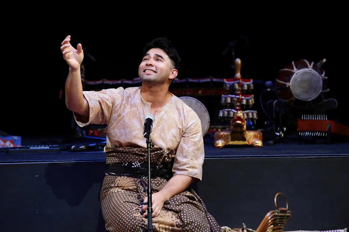 Performer Irfan Kasban sang the opening ballad Gurindam Jiwa at Jalan Raya: Selasih Ku Sayang.