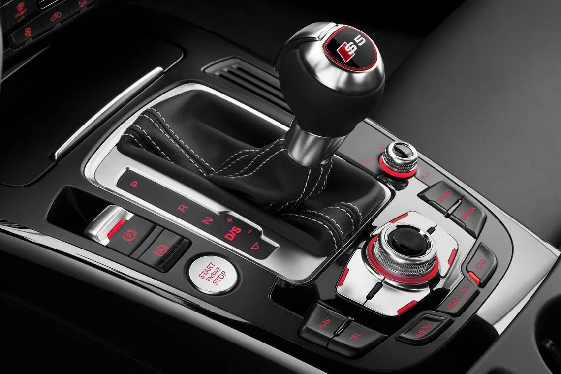 The gear level knob of the Audi S5 3.0 TFSI quattro.