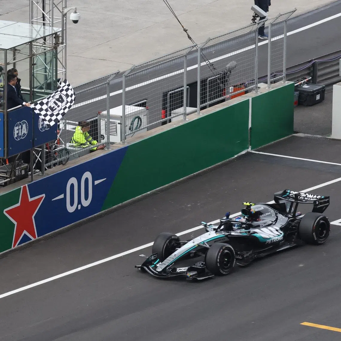 Formula One F1 - Chinese Grand Prix - Shanghai International Circuit, Shanghai, China - March 15, 2026 Mercedes' Andrea Kimi Antonelli passes the chequered flag to win the Chinese Grand Prix REUTERS/Maxim Shemetov